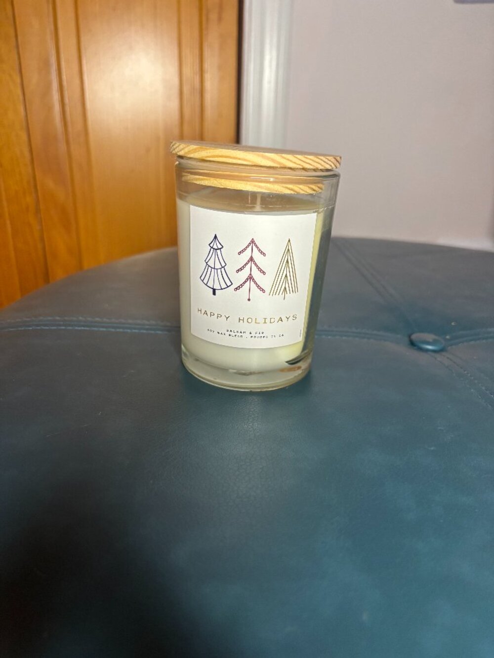 Leoben Happy Holidays Candle